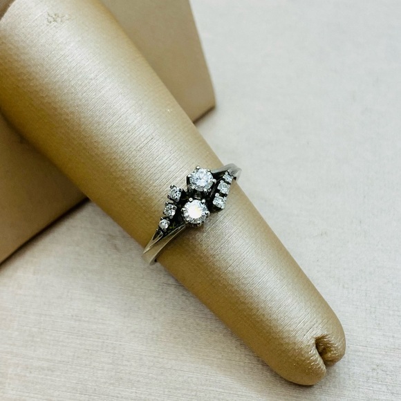 EUC Vintage 18k White Gold .28 ct tw Diamond Ring - Picture 3 of 17